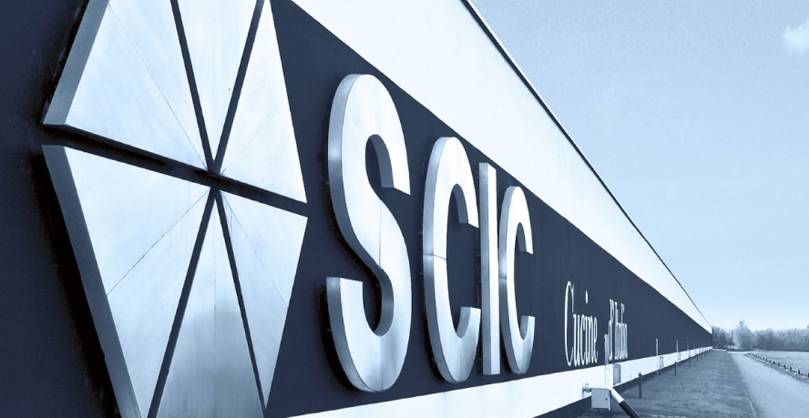vista esterna della ditta SCIC di Parma, nella foto in primo piano il logo dell'aziende un esagono stilizzato che precede la scritta SCIC cucine d'Italia
