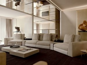 foto dell'interno appartamento di Montecarlo inquadrata area living con divano e tavolini FENDI, il progetto delle boiserie e dello specchio che corre anche sul soffitto è di cattaneodesign