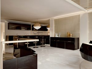 foto area dining and kitchen FENDI in ebano macassar e laccatura fondente, in contrasto con le boiserie in legno laccato male ed il pavimento in marmo bianco