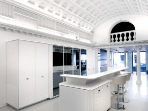 interno dello showroom SCIC in Via Durini a Milano, storicamente queste stanze erano adibite a libreria, abbiamo lasciato i segni del passato infatti si possono vedere nella parte alta delle pareti i gessi che riproducono una raccolta di libri, tipica delle storiche librerie, subito sopra si trova una bellissima volta a botte decorata