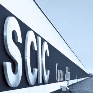 Immagine esterna della fabbrica SCIC cucine d'Italia con la quale collaboriamo. In primo piano il logo dell'azienda SCIC