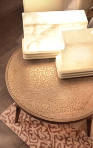 tavolino con decoro ALCHIMIA con luci in legno laccato e marmo, tutto progetto cattaneo design