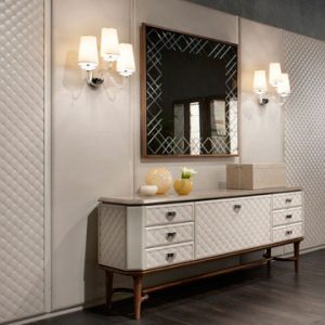 Boiserie, madia e specchio della linea BELGIO, caratterizzate dal decoro matelassé, ripreso come concetto dal mondo della moda